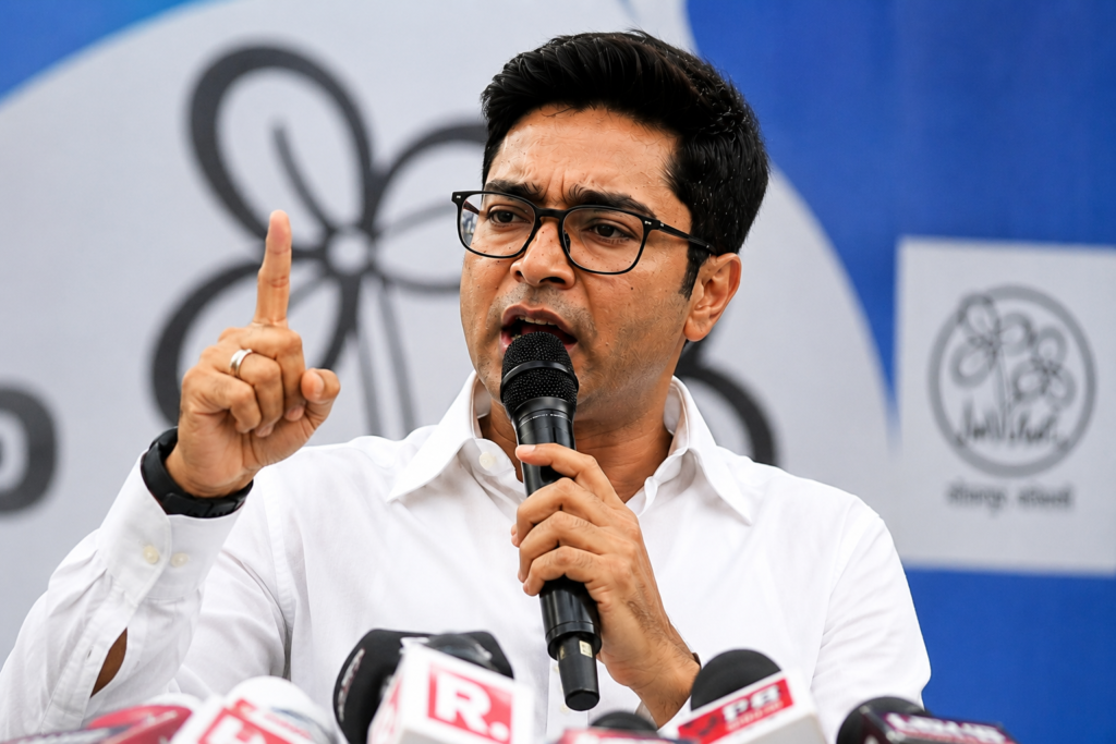 बंगाल में भारी बवाल: हमले के बाद कोर्ट जाएंगे अभिषेक बनर्जी, कहा– 'कैमरे में कैद है सबूत, BJP सरकार में सुरक्षित नहीं सांसद' 2 अभिषेक बनर्जी